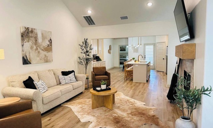 Lubbock House | Uptown Elegance 7 minutes to Texas Tech