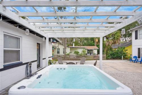 St. Augustine House | Uptown Treasure with Spa Dogs Ok Dreamy Patio