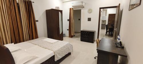 Varanasi Apartment | Urban Bliss - Luxury Villa, Gym, Kitchen, library, 5 Min DLW, 10 Min Station & BHU