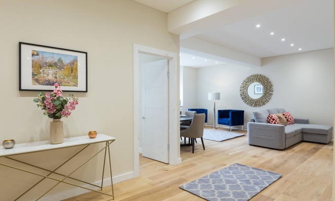 Covent Garden Apartment | Urban Chic - Exeter