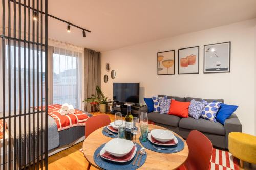 Karlin Apartment | Urban Chic Residences