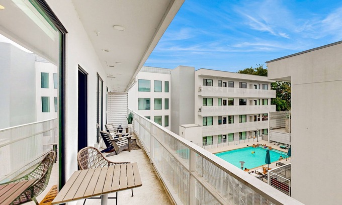 Edgehill Condo | Urban Condo with Balcony, W/D, Central AC, Seasonal Pool, & Gym