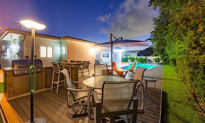 Ojus Villa | Urban Design Villa w/Backyard+BBQ+Fire Pit+Heated Pool