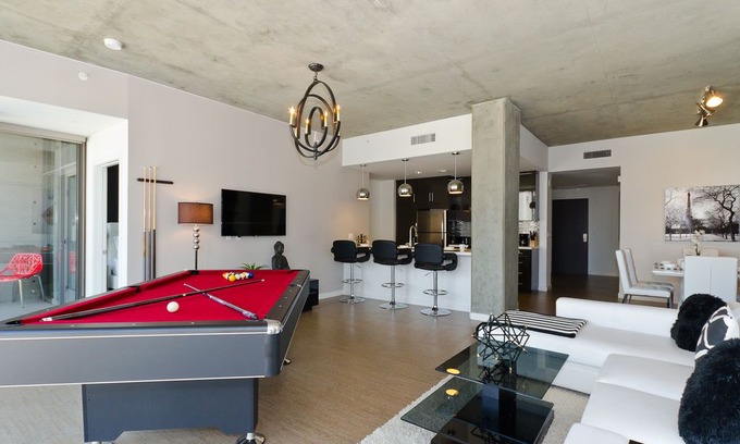 Downtown Los Angeles Apartment | URBAN DOWNTOWN LA VIP SKY POOL TABLE PENTHOUSE