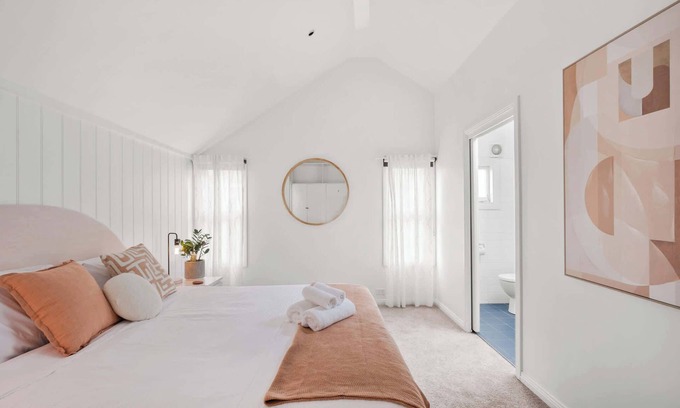 Alexandria House | Urban Elegance in Alexandria with Parking