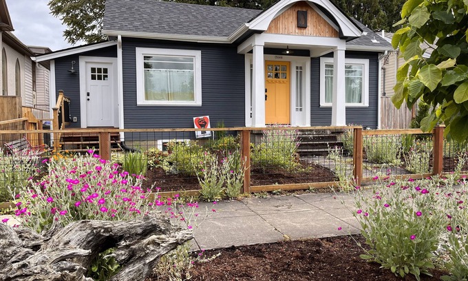 Overlook House | Urban Fern Bungalow - steps to Food/Shops/Max