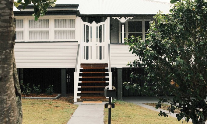 Booval House | Urban Getaway Colonial 6 beds 2 bath, aircon, pet, family