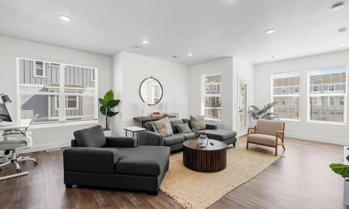South Salt Lake House | Urban Haven SLC - 2 Car Garage FAST Wifi