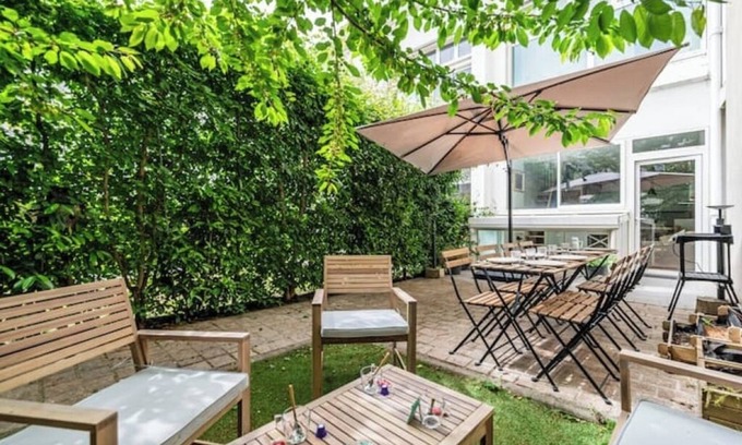 Hincmar House | Urban loft with private garden - hyper center