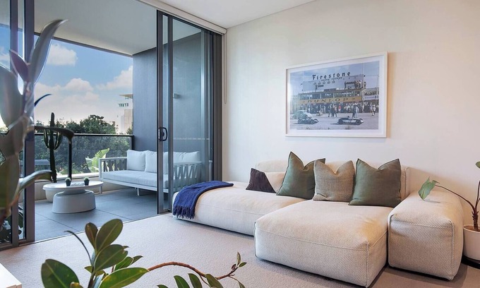 Newstead Apartment | Urban Lushscape Riverside Retreat in Newstead