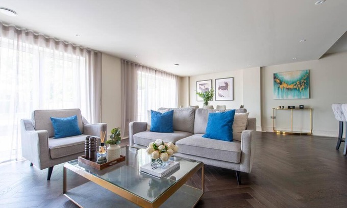 Chigwell Apartment | Urban Oasis 2BR, 2BA Chigwell Apartment