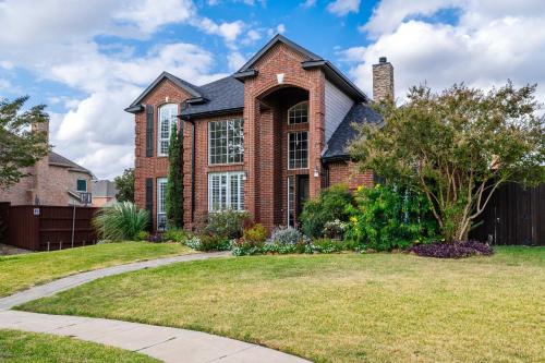 Plano House | Urban Oasis in Plano 5BD & Heated Pool