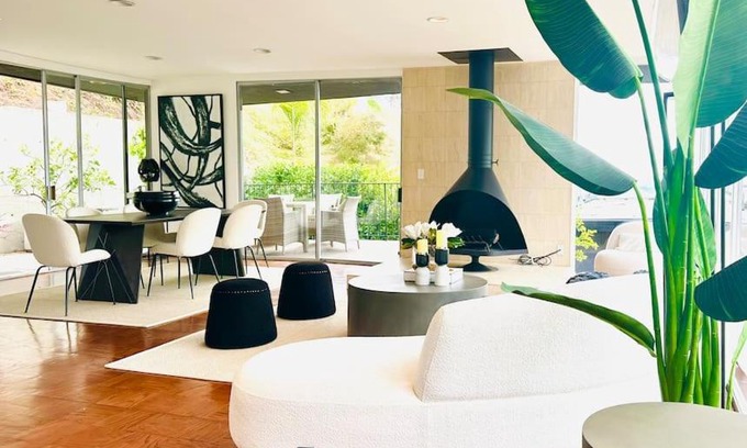 Hollywood Hills West House | Urban Oasis: Stylish Mid-Century Home in Weho