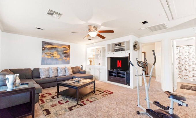 Barker Apartment | Urban Oasis w/King Bed Office Fast Wifi Laundry