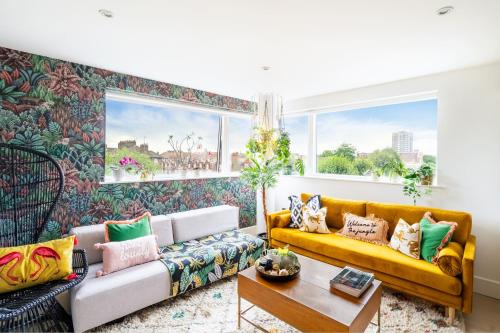 Whitechapel Apartment | Urban RainforEast, by Brick Lane E1, Family Friendly