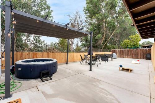 Mira Mesa Villa | Urban Retreat Fun Relax Self Check-In Hot Tub Foosball Fire Pit Cornhole