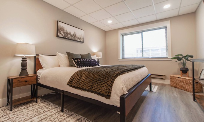 Downtown - Waterfront Apartment | Urban Woods Retreat | In the Heart of Downtown