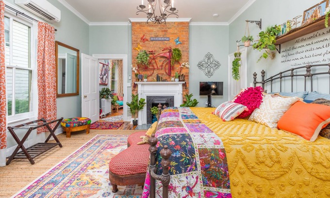 Staunton Apartment | UrbanBoho-Relaxing-KingBed-Dwntn