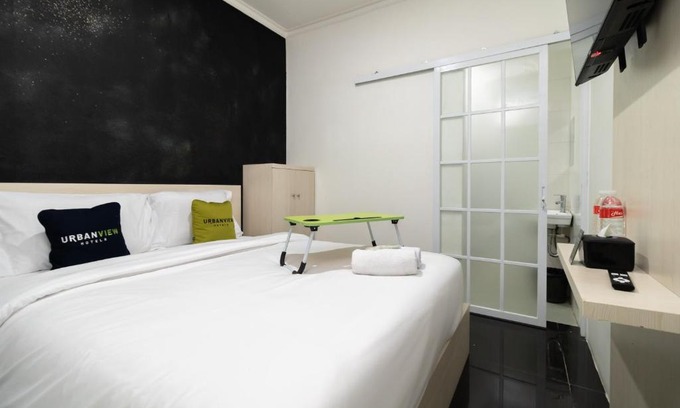 Kelapa Gading Barat Hotel | Urbanview Hotel Bizhome Artha Gading Boulevard by RedDoorz