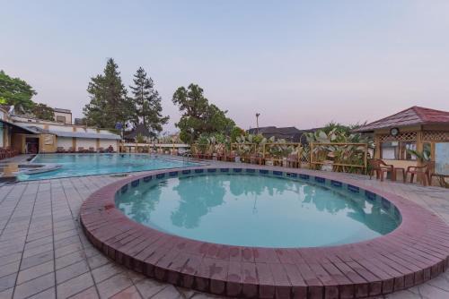 Tasikmalaya Hotel | Urbanview Hotel Crown Tasikmalaya by RedDoorz