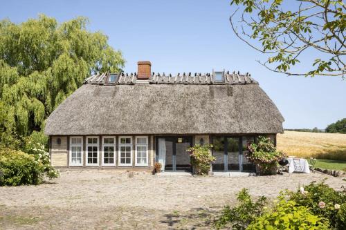 Pommerby House | Urgemütliche Reetdachkate mit großem Kamin und Sauna