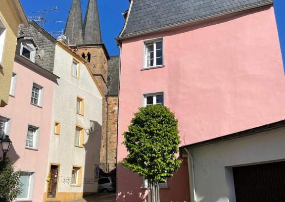 Saarburg House | Uriges Ferienhaus in der Altstadt von Saarburg mit Sauna, Kinderspielecke, 1000Mbit Wlan, 1 Minute vom Wasserfall entfernt