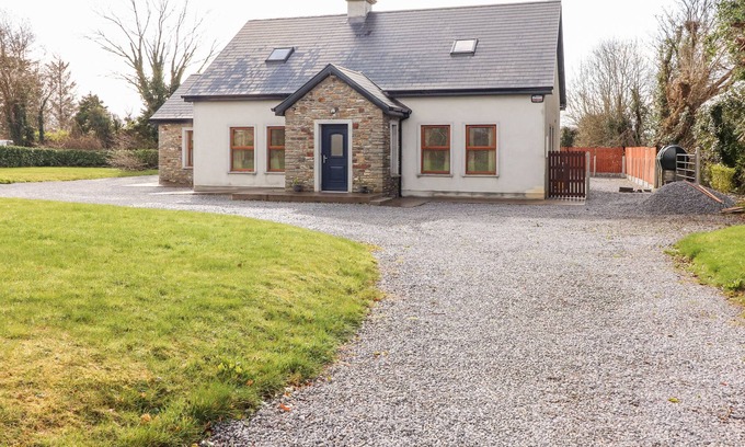 Killarney Cottage | URROHOGAL COTTAGE, family friendly in Farranfore, County Kerry