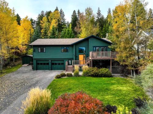 Columbia Falls House | Picturesque Cabin with Hot-Tub and Ping Pong Table in Montana
