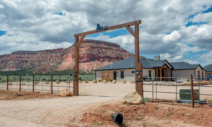 Kanab House | Kanab Getaway Red Mesa Ranch, Near Zion, Stunning Red Rock & Starry Night Views!
