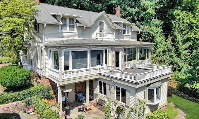 Nyack House | US OPEN "The Stable" A Charming 3-bedroom house in Nyack with a TENNIS COURT