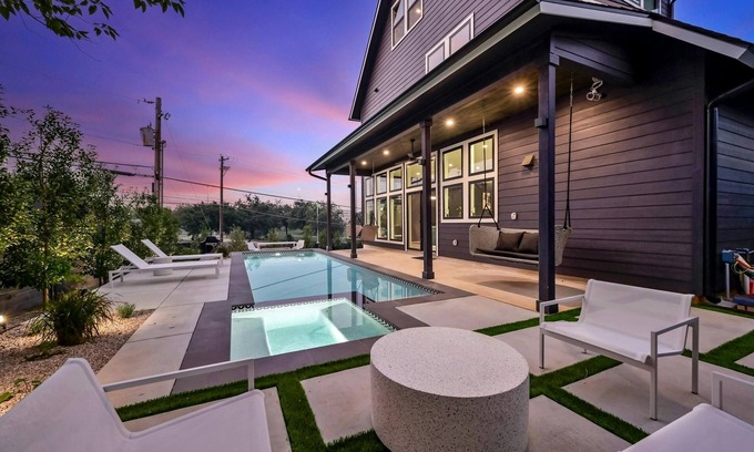 Central East Austin House | UT Football Fave - Lounge + Bar, Projector, Pool!