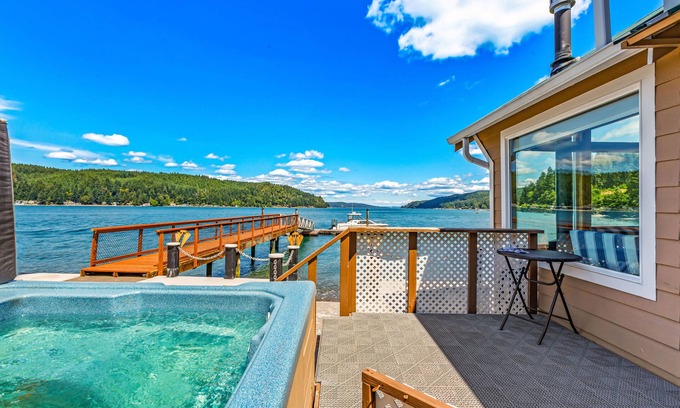 Union House | Utopia Cove - On the Water, Dock, Private Hot Tub