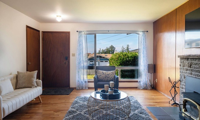 Woodway House | Utopia Luxury Stay - Entire House in Richmond Beach WA