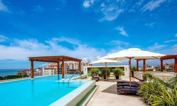 Romantic Zone Condo | V399-Apt 206-CASA TOBY. Modern, QUIET condo in the heart of Zona Romantica