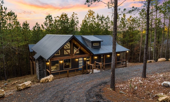 Broken Bow Cabin | Vacana DND Cozy Couples Cabin, Hot Tub, Fire Pit, Pet