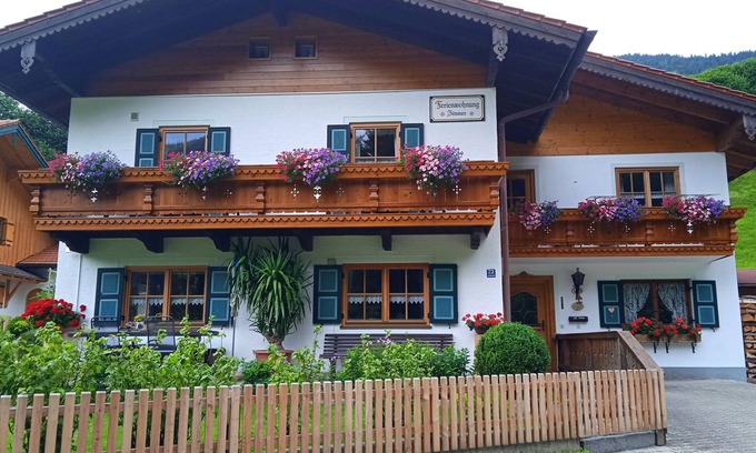 Weissbach an der Alpenstrasse Apartment | Vacation apartment in quiet centr. Location in the Berchtesgadener Land with unobstructed mountain views
