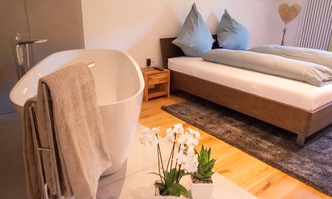 Gengenbach Apartment | Vacation apartment Honeymoon, 55 sqm, 1 bedroom, free-standing bathtub, max. 4 persons
