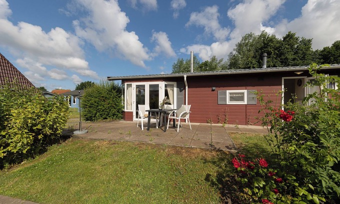 Dorumer Neufeld House | Vacation bungalow Mellumplate 10, at ground level and surrounded by greenery.