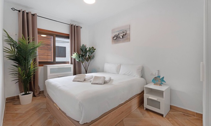 Los Gigantes Apartment | Vacation 'Delfin Amarillo' with Balcony and Wi-Fi