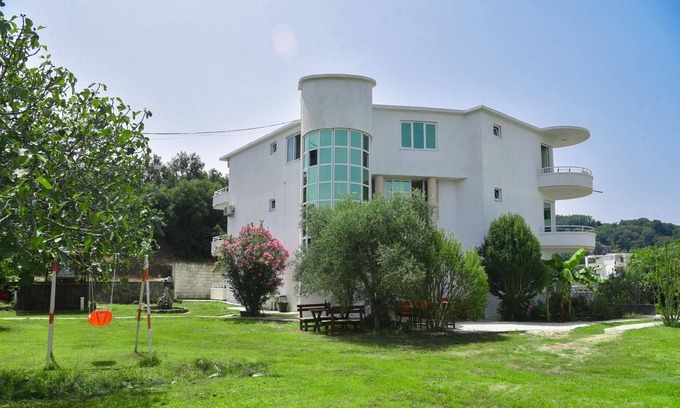Gjerana Apartment | Vacation Flat w Balcony, 5 min to Beach in Ulcinj