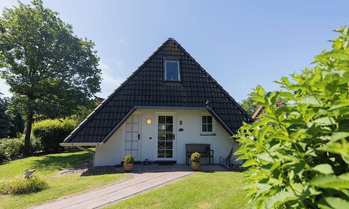 Dorumer Neufeld House | Vacation home Medemsand 4 with open kitchen and surrounded by greenery.