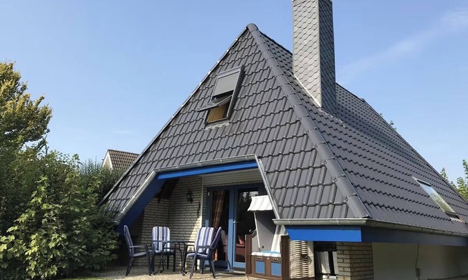 Dorumer Neufeld House | Vacation home "Opi Huck 26" - Comfortable North Sea enjoyment with fireplace and terrace