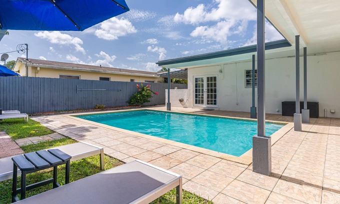 Driftwood House | Vacation Home 3 BRs with Private Pool & Backyard