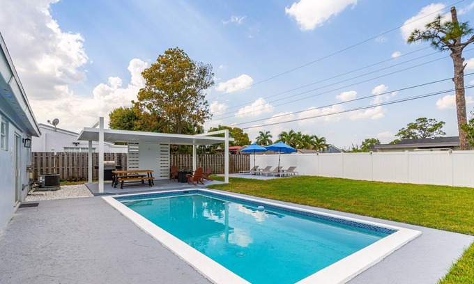 Driftwood House | Vacation Home 4BRS, with Relax Backyard & Pool