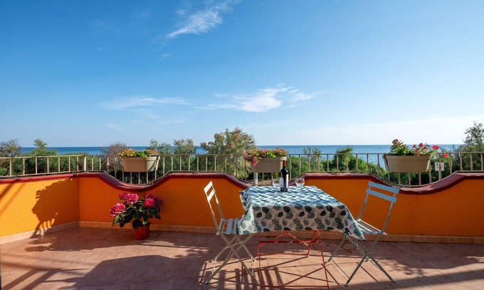 Torre Ovo House | Vacation Home "Appartamento Delle Sirene" with Sea View, Private Terrace & Wi-Fi