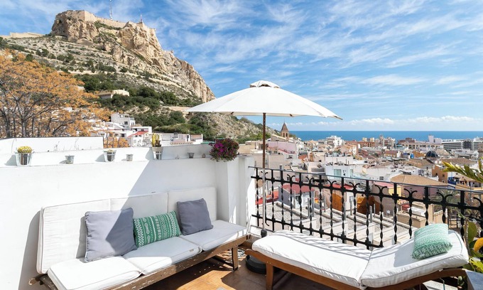 Alicante City Centre House | Vacation Home "Casita Kunterbunt" with Sea View, Terrace & Wi-Fi