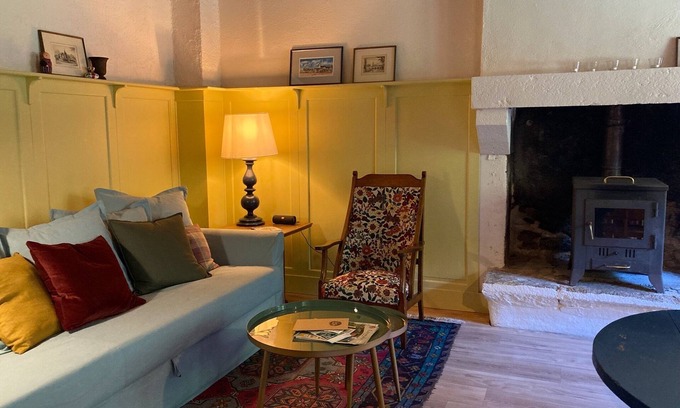 Locmalo House | Vacation Home "Encore Une Fois, La Maison Collorée" with Private Terrace, Shared Terrace & Wi-Fi