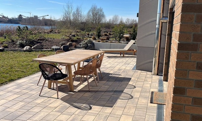 Lobnitz House | Vacation home Eni by the lake!