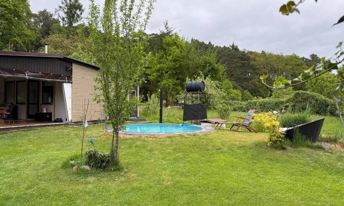 Hohensaaten Cabin | Vacation home garden and pool Holiday apartment and guest house