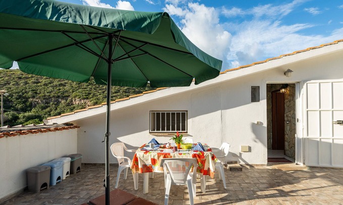 Sant'Antioco House | Vacation Home 'Il Lentischio - Corbezzolo' in Cala Lunga 200 Meters from the Sea